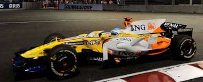 El Renault de Alonso en la primera sesión de entrenamientos del Gran Premio de Singapur.