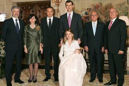 Los Príncipes, con su hija, posan con los presidentes del Congreso de los Diputados, del Tribunal Constitucional, del Gobierno, del Tribunal Supremo y del Senado (de izquierda a derecha).