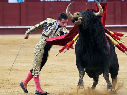 El Juli, durante la faena de su primer toro en la plaza de La Malagueta.