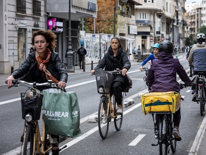Varias mujeres pedalean por un carril bici del centro de Valencia, este lunes.