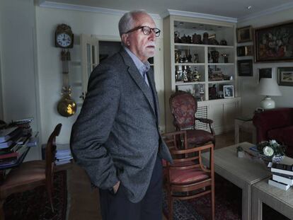 El escritor Luis Mateo Díez, el pasado octubre en su casa de Madrid.