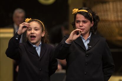 Aya Ben Hamdouch y Carla García Villanueva (a la izquierda), tras cantar el premio Gordo 03347 en el Teatro Real de Madrid, el 22 de diciembre de 2018.