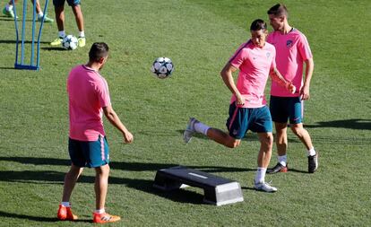 Koke, Torres y Gabi, durante el último entrenamiento del Atlético antes de enfrentase al Leganés