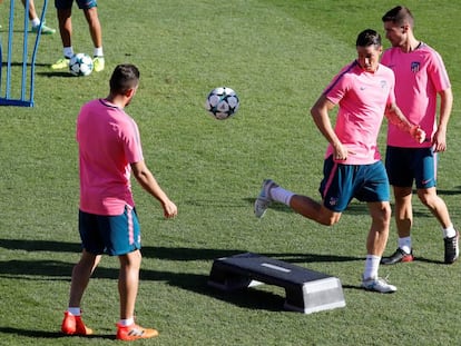 Koke, Torres y Gabi, durante el último entrenamiento del Atlético antes de enfrentase al Leganés