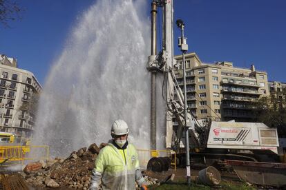 Un operario ante la espectacular fuga de agua, este martes en Barcelona.