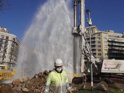 Un operario ante la espectacular fuga de agua, este martes en Barcelona.