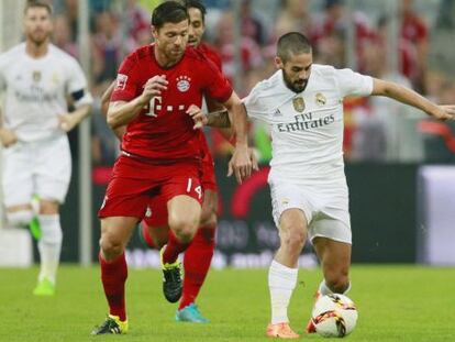 Xabi Alonso e Isco disputan un balón.