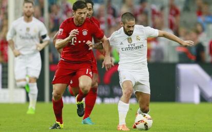 Xabi Alonso e Isco disputan un balón.