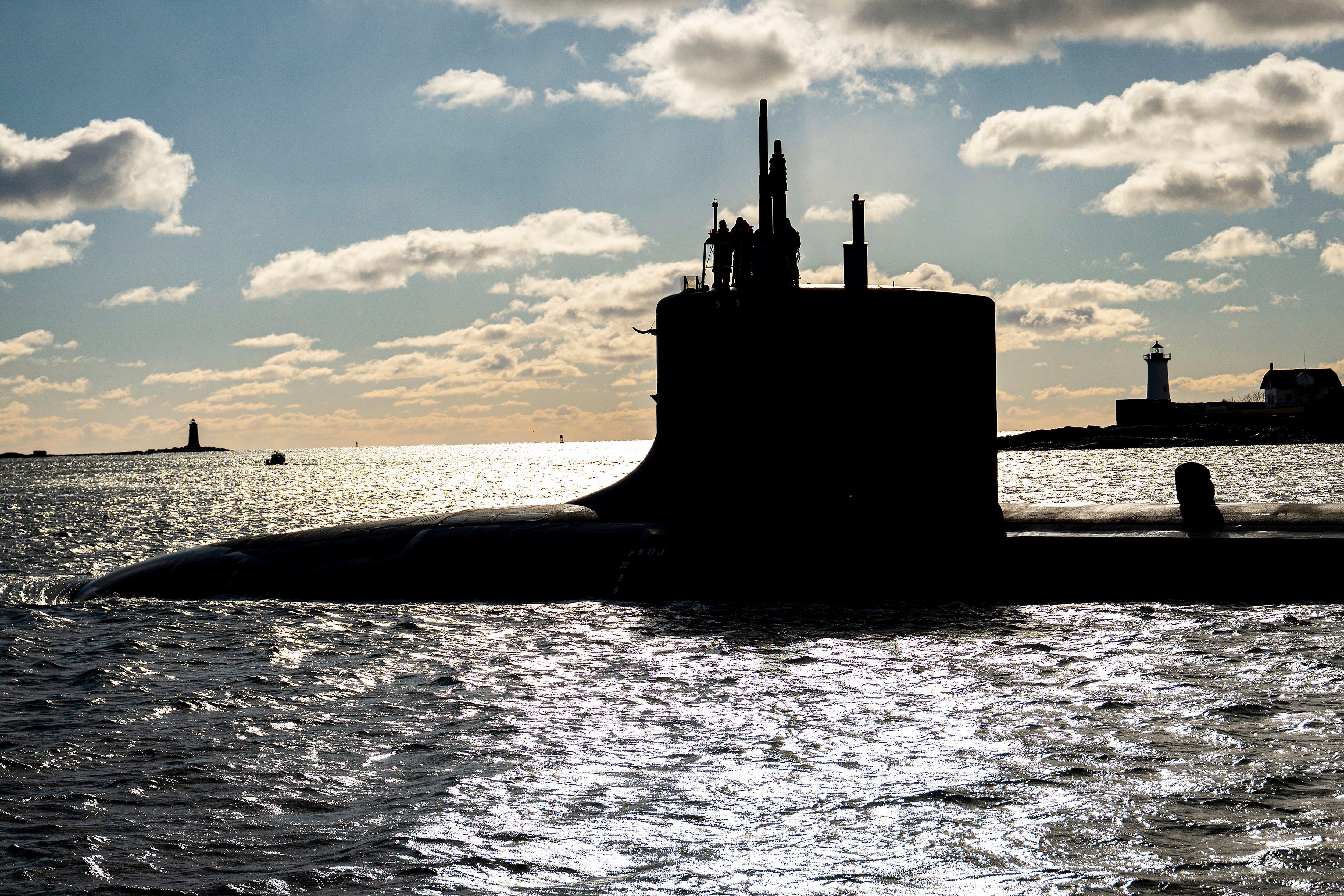 Un submarino estadounidense de la clase Virgina zarpa del puerto de Portsmouth, el 6 de diciembre de 2024.