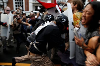 Confronto entre supremacistas brancos e contramanifestantes.