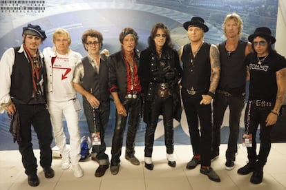 Los crápulas de Hollywood Vampires. De izquierda a derecha, Johnny Depp (guitarra), dos miembros de Queens of the Stone Age, Joe Perry (guitarra), Alice Cooper (voz), Matt Sorum (batería), Duff McKagan (bajo) y Tommy Henriksen (guitarra).