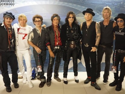 Los crápulas de Hollywood Vampires. De izquierda a derecha, Johnny Depp (guitarra), dos miembros de Queens of the Stone Age, Joe Perry (guitarra), Alice Cooper (voz), Matt Sorum (batería), Duff McKagan (bajo) y Tommy Henriksen (guitarra).