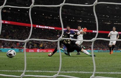 El guardameta del Sevilla, David Soria, encaja el tercer gol durante el encuentro correspondiente a la final de la Copa del Rey.