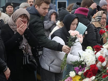 Numerosos ciudadanos rusos se acercaron este domingo a depositar flores ante el complejo Crocus de Moscú, escenario de la matanza reivindicada por el ISIS.
