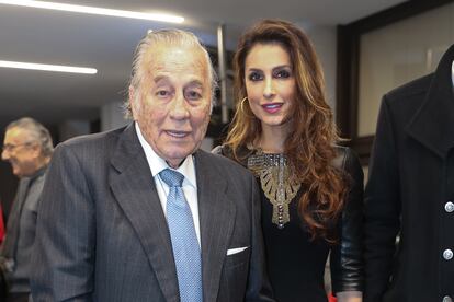 Paloma Cuevas con su padre Victoriano Valencia en la presentación del libro 'La dinastía Valencia' en Madrid, en diciembre de 2019.