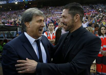 Tata Martino y Simeone se saludan momentos antes del partido 