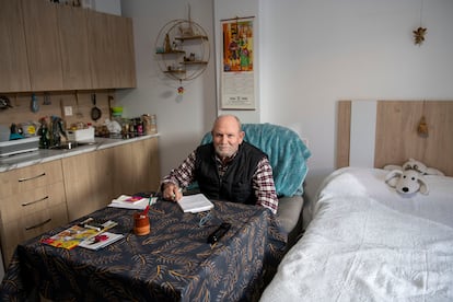 Miguel Garrido, residente en el Balneario de Frailes, en su habitación.