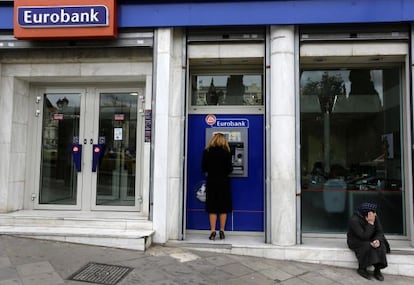 Una mujer retiraba el pasado lunes dinero de un cajero de Eurobank en Atenas.