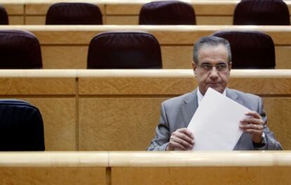 El ministro de Trabajo, Celestino Corbacho, ayer en el Senado.