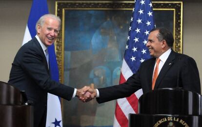 Joseph Biden estrecha la mano del presidente hondure&ntilde;o Porfirio Lobo. 