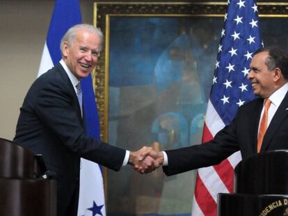 Joseph Biden estrecha la mano del presidente hondure&ntilde;o Porfirio Lobo. 