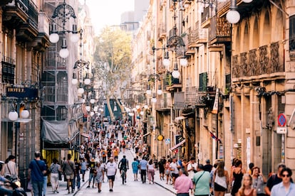 "Los barrios de las grandes ciudades no son más que una agrupación de personas venidas, a veces, de universos muy distintos que cohabitan sin buscarse los unos a los otros", dice Pedro Azara, arquitecto y profesor de Estética y Teoría de las Artes de la Universidad Politécnica de Cataluña. En la imagen, una calle de Barcelona.