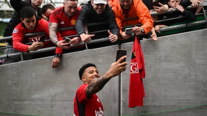 Jadon Sancho se hace una fotografía con aficionados del Manchester United.