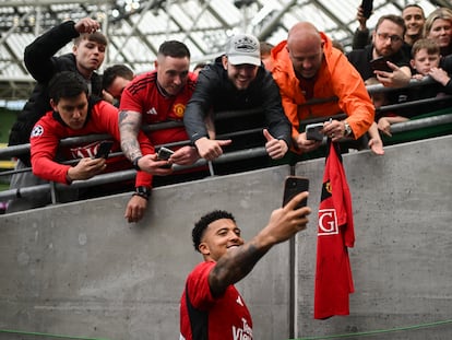 Jadon Sancho se hace una fotografía con aficionados del Manchester United.