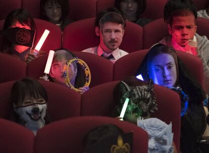 Una proyección de un capítulo de 'Juego de tronos' en un cine de Tokio en abril