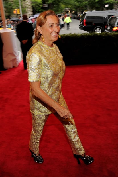 Miuccia Prada fue la única que acudió al evento, que para algo era en su honor, con pantalones.