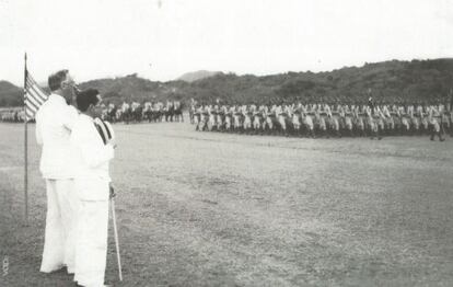 Franklin Delano Roosevelt en una visita a la base militar.