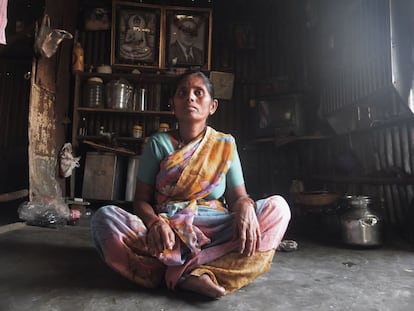 Rukmini tiene 45 años y vive en el slum de Dharavi. Cuando le diagnosticaron lepra, hace 12, su marido la abandonó junto a su hijo de 11 años. Entonces la enfermedad estaba en sus primeras etapas, cuando es curable y no deja sello. Pero como tantos, Rukmini desconocía la naturaleza de la lepra y el pánico al rechazo social la empujó a ignorarla. Aunque la lepra no se deja silenciar durante mucho tiempo, es tan cruel como sutil y, cuanto más tardes en prestarle atención, más te recordará después lo mucho que ya se ha adueñado de tu vida. Si Rukmini hubiera seguido el tratamiento, hoy los huesos de sus dedos no serían la mitad de cortos ni sus pies estarían deformados. Ese temor a la exclusión se hizo real y decidió empezar el tratamiento. Se curó, pero la empresa farmacéutica para la que trabajaba como empaquetadora la echó cuando se dio cuenta del estado de sus manos, la marca eterna que la definirá siempre.