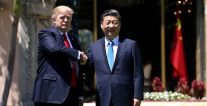 Donald Trump y Xi Jingping se dan un apret&oacute;n de manos en el resort Mar-a-Lago (Florida), propiedad del magnate, el viernes pasado.