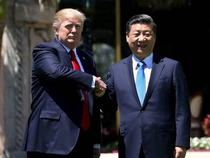 Donald Trump y Xi Jingping se dan un apret&oacute;n de manos en el resort Mar-a-Lago (Florida), propiedad del magnate, el viernes pasado.