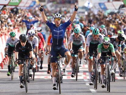 El neerlandés Fabio Jakobsen celebra al ganar la octava etapa de La Vuelta hoy, entre Santa Pola a la Manga del Mar Menor.