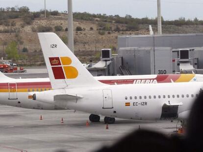 Un viajero observa los aviones del Aeropuerto de Barajas, en la T4.