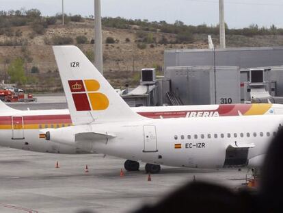 Un viajero observa los aviones del Aeropuerto de Barajas, en la T4. 