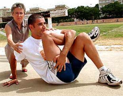 La doctora Prada, en las instalaciones deportivas de San Pablo (Sevilla).