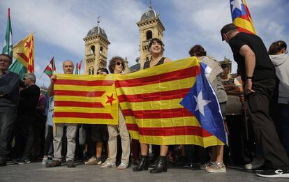 Sindicatos y estudiantes se manifiestan en san Senastian en favor del referéndum del domingo.