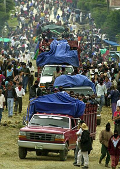 Miles de zapatistas, a su llegada a las fiestas de Oventic el pasado viernes.