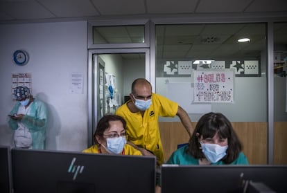 Una imagen de uno de los controles de Urgencias en el Ramón y Cajal. El servicio tuvo circuitos diferenciados para enfermos covid en etapas muy tempranas de la pandemia. El entrenamiento que habían seguido en la crisis del ébola les sirvió para encarar la primera ola. La médica María Jesús Estévez, jefa de unidad, recuerda aquellos primeros días: "Nunca habíamos visto radiografías así, como las de las neumonías de los enfermos de coronavirus". Llegaron a instalar 104 sillones, además de las camas, para acoger a todos los pacientes.