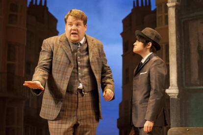 James Corden y Jemima Rooper, en una escena de <i>One Man, Two Guvnors,</i> de Richard Bean, sobre <i>Arlequín, servidor de dos amos,</i> de Carlo Goldoni.