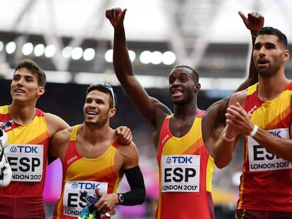 El equipo español de relevos tras calificar a la final.