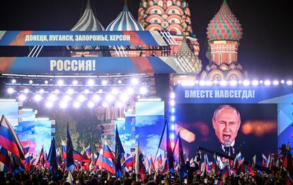 Vladimir Putin se dirige a los asistentes al acto que marca la anexión de los territorios ucranios ocupados, este viernes en la Plaza Roja de Moscú.
