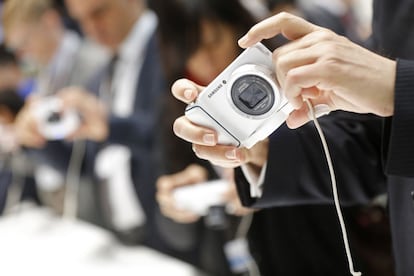 Em la feria mundial de la telefonía móvil también hay espacio para cámaras de fotos, como esta Samsung de la familia Galaxy.