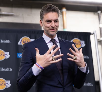 El español posa con sus dos anillos de la NBA en la rueda de prensa que ofreció antes del partido de entre Los Angeles Lakers y Memphis Grizzlies, en Los Ángeles (EE UU). 
