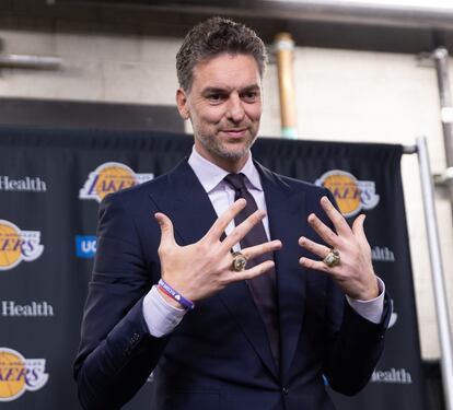 Pau Gasol posa con sus dos anillos de la NBA en una rueda de prensa, antes del partido de la NBA entre Los Angeles Lakers y Memphis Grizzlies en Crypto.Com Arena en Los Ángeles (EE UU). 