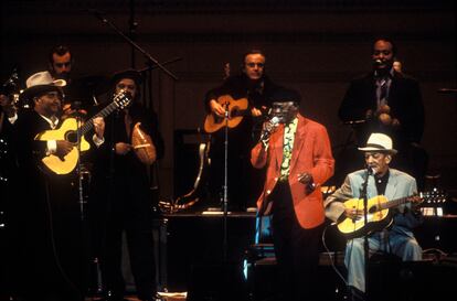 Eliades Ochoa, Ibrahim Ferrer y Compay Segundo (sentado) actuando en julio de 1998 en el Carnegie Hall de Nueva York. 