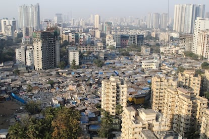 Bombay, con 22 millones de habitantes, es la ciudad india más poblada y desigual. El centro financiero atrae a familias de todos los rincones del país que se hacinan en la megalópolis con más barrios de chabolas del subcontinente. 