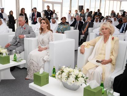 La princesa Haya con el príncipe Carlos de Inglaterra y su esposa, Camilla, en Dubái en noviembre de 2016.